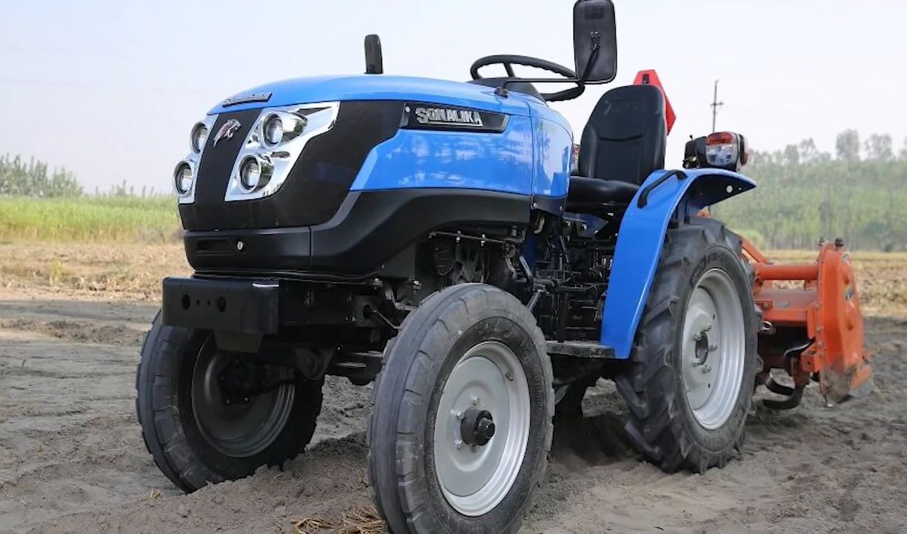 शेतात काम करत असलेला इलेक्ट्रिक ट्रॅक्टर