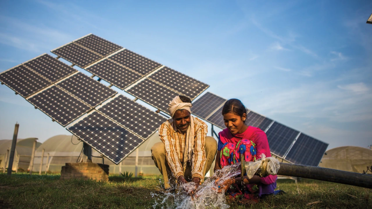 शेतकरी शेतात सौर कृषी पंप बसवताना